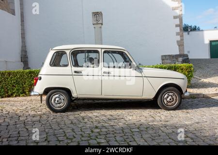 Auto Renault 4 GTL vecchia bianca parcheggiata a Tavira Portogallo 1° gennaio 2024 Foto Stock