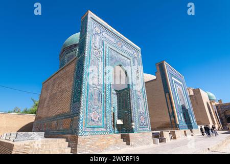 24 GIUGNO 2023, SAMARCANDA, UZBEKISTAN: Ornamento decorativo simmetrico di ingresso alla tomba e porta aperta a Shah-i-Zinda, un complesso commemorativo, necro Foto Stock