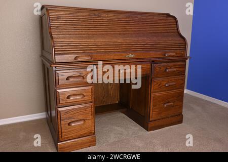 Vecchia scrivania con letto a rotelle, mobili in quercia, antiquariato, vintage, rétro nella tana degli uffici Foto Stock