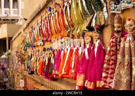 Colorate bambole tradizionali fatte a mano dell'India sono vendute in un negozio sul lato della strada a Jaisalmer, Rajasthan Foto Stock