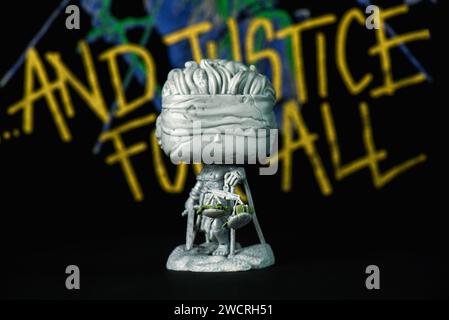 Figure in vinile Funko POP di Lady Justice statue of and Justice per tutti i metallica del gruppo heavy metal americano di fronte al poster dei metallica. Illustrati Foto Stock