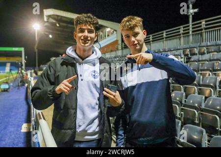 Eastleigh, Regno Unito. 16 gennaio 2024. Tifosi di Eastleigh durante la partita di replay del terzo turno Eastleigh FC vs Newport County FC Emirates fa Cup al Silverlake Stadium, Eastleigh, Inghilterra, Regno Unito il 16 gennaio 2024 credito: Every Second Media/Alamy Live News Foto Stock