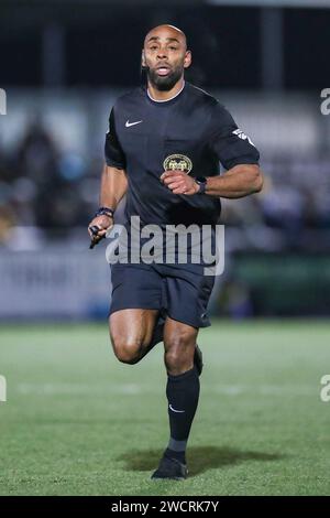 Eastleigh, Regno Unito. 16 gennaio 2024. L'arbitro Sam Allison in azione durante la partita di replay del terzo turno Eastleigh FC vs Newport County FC Emirates fa Cup al Silverlake Stadium, Eastleigh, Inghilterra, Regno Unito il 16 gennaio 2024 Credit: Every Second Media/Alamy Live News Foto Stock