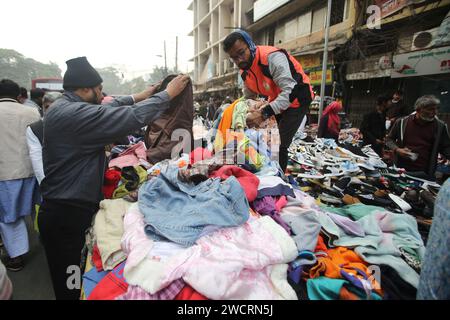 Dhaka, Bangladesh. 16 gennaio 2024. Il 17 gennaio 2024, la gente fa acquisti di abbigliamento invernale in una fredda giornata invernale a Dacca, Bangladesh. Il Bangladesh ha registrato la sua temperatura più bassa a 8,5 gradi Celsius a Dinajpur. Foto di Habibur Rahaman/ABACAPRESS.COM credito: Abaca Press/Alamy Live News Foto Stock