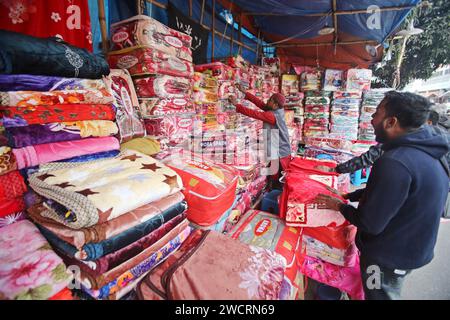 Dhaka, Bangladesh. 16 gennaio 2024. Il 17 gennaio 2024, la gente fa acquisti di abbigliamento invernale in una fredda giornata invernale a Dacca, Bangladesh. Il Bangladesh ha registrato la sua temperatura più bassa a 8,5 gradi Celsius a Dinajpur. Foto di Habibur Rahaman/ABACAPRESS.COM credito: Abaca Press/Alamy Live News Foto Stock