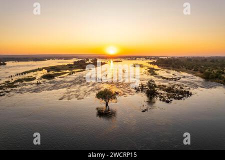 L'alba può essere vista sopra il fiume Zambesi nel Parco nazionale dello Zambesi nello Zimbabwe, le Cascate Vittoria. Foto Stock