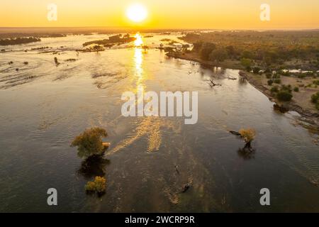 L'alba può essere vista sopra il fiume Zambesi nel Parco nazionale dello Zambesi nello Zimbabwe, le Cascate Vittoria. Foto Stock