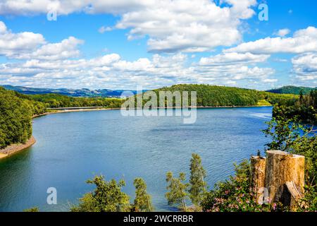 Vista del Biggesee vicino ad Attendorn nel quartiere Olpe con la natura circostante. Paesaggio in riva al lago nel Sauerland. Bigge Dam. Foto Stock