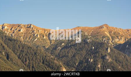 Una vista mozzafiato delle scogliere con un mix di tonalità marrone terroso e bianco incontaminato, contro un cielo blu Foto Stock