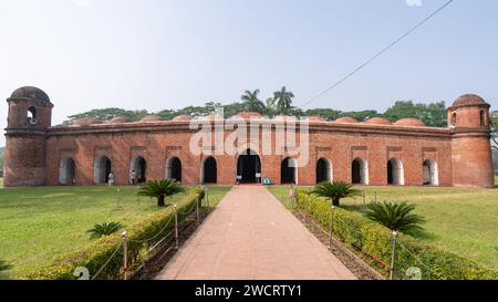 Bagerhat, Bangladesh - 2023 11 24: Vista frontale dell'antica moschea della sessanta cupola nella vecchia Khalifatabad, un sito patrimonio dell'umanità dell'UNESCO Foto Stock