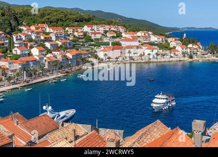 Barca turistica che arriva al porto di Korcula, sull'isola di Korcula, in Croazia Foto Stock