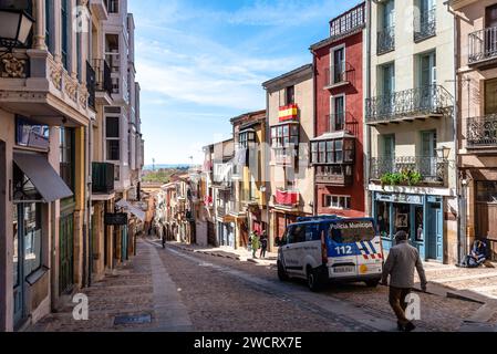 Zamora, Spagna - 7 aprile 2023: Via Balborraz nel centro storico della città. Castiglia e Leon. L'auto della polizia parcheggiata per strada durante la settimana Santa Foto Stock