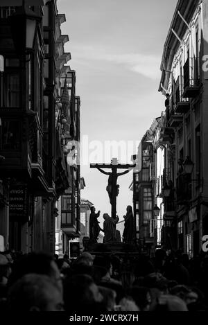 Zamora, Spagna - 7 aprile 2023: Scena durante le processioni della settimana di Pasqua. Bianco e nero Foto Stock