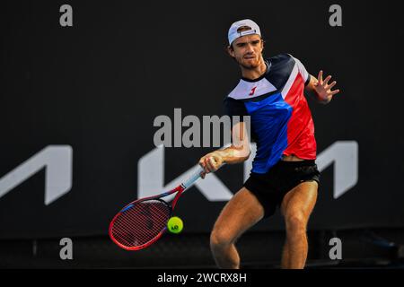 Melbourne, Australia. 14 gennaio 2024. Tomas Machac della Repubblica Ceca gioca contro il giapponese Shintaro Mochizuki (non in foto) durante il primo round del torneo di tennis Australian Open al Melbourne Park. Tomas Machac ha battuto Shintaro Mochizuki in due set con un punteggio di 7:5, 6:1, 7:5. Credito: SOPA Images Limited/Alamy Live News Foto Stock