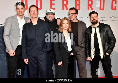 Arend Remmers, Felix Kramer, Christian Alvart, Karoline Schuch, Lucas Gregorowicz und Adolfo J. Kolmerer bei der Premiere der ARD Mystery-Crime-serie Oderbruch im CineStar Cubix am Alexanderplatz. Berlin, 16.01.2024 *** Arend Remmers, Felix Kramer, Christian Alvart, Karoline Schuch, Lucas Gregorowicz e Adolfo J Kolmerer alla prima della serie poliziesca ARD Oderbruch a CineStar Cubix ad Alexanderplatz Berlin, 16 01 2024 foto:Xn.xKubelkax/xFuturexImagex oderbruch 4127 Foto Stock