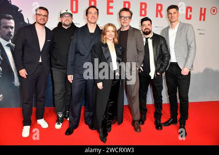 Christoph Pellander, Christian Alvart, Felix Kramer, Karoline Schuch, Lucas Gregorowicz, Adolfo J. Kolmerer und Arend Remmers bei der Premiere der ARD Mystery-Crime-serie Oderbruch im CineStar Cubix am Alexanderplatz. Berlino, 16.01.2024 *** Christoph Pellander, Christian Alvart, Felix Kramer, Karoline Schuch, Lucas Gregorowicz, Adolfo J Kolmerer e Arend Remmers alla prima della serie poliziesca ARD Oderbruch al CineStar Cubix di Alexanderplatz Berlino, 16 01 2024 foto:Xn.xKubelkax/xFuturexImagex oderbruch 4125 Foto Stock