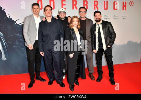 Arend Remmers, Felix Kramer, Christian Alvart, Karoline Schuch, Lucas Gregorowicz und Adolfo J. Kolmerer bei der Premiere der ARD Mystery-Crime-serie Oderbruch im CineStar Cubix am Alexanderplatz. Berlin, 16.01.2024 *** Arend Remmers, Felix Kramer, Christian Alvart, Karoline Schuch, Lucas Gregorowicz e Adolfo J Kolmerer alla prima della serie poliziesca ARD Oderbruch a CineStar Cubix ad Alexanderplatz Berlin, 16 01 2024 foto:Xn.xKubelkax/xFuturexImagex oderbruch 4126 Foto Stock
