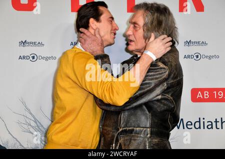 Robert Glatzeder und Winfried Glatzeder bei der Premiere der ARD Mystery-Crime-serie Oderbruch im CineStar Cubix am Alexanderplatz. Berlin, 16.01.2024 *** Robert Glatzeder e Winfried Glatzeder alla premiere della serie ARD Oderbruch al CineStar Cubix di Alexanderplatz Berlin, 16 01 2024 foto:Xn.xKubelkax/xFuturexImagex oderbruch 4154 Foto Stock