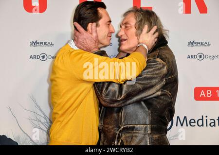 Robert Glatzeder und Winfried Glatzeder bei der Premiere der ARD Mystery-Crime-serie Oderbruch im CineStar Cubix am Alexanderplatz. Berlin, 16.01.2024 *** Robert Glatzeder e Winfried Glatzeder alla premiere della serie ARD Oderbruch al CineStar Cubix di Alexanderplatz Berlin, 16 01 2024 foto:Xn.xKubelkax/xFuturexImagex oderbruch 4155 Foto Stock