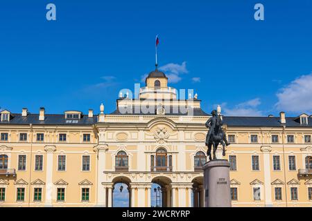 St Pietroburgo, Russia - 26 agosto 2023: Palazzo Konstantinovsky. Complesso statale Palazzo Nazionale dei Congressi. Piazza di fronte al palazzo con monumento a Pietro grande, Strelna, St Pietroburgo, Russia Foto Stock