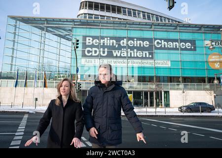 Vorstellung der CDU Fassade des Konrad-Adenauer-Hauses zur Wiederholung der Bundestagswahl a Berlino Dr. Carsten Linnemann MDB Generalsekretaer der CDU gemeinsam mit Dr. Ottilie Klein MDB Generalsekretaerin der CDU Berlin beim Bildtermin zur Vorstellung der neuen Gardine mit der Aufschrift Berlin, deine Chance. CDU waehlen an der CDU Zentrale dem Konrad-Adenauer-Haus fuer die Wiederholung der Bundestagswahl in Berlin , Berlin , 17.01.2024 Berlin Deutschland *** presentazione della facciata CDU della Konrad Adenauer House per la ripetizione delle elezioni del Bundestag a Berlino Dr. Carsten Linne Foto Stock