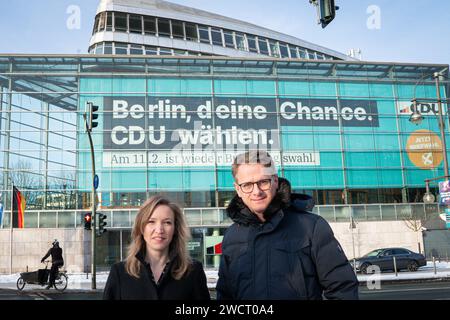 Vorstellung der CDU Fassade des Konrad-Adenauer-Hauses zur Wiederholung der Bundestagswahl a Berlino Dr. Carsten Linnemann MDB Generalsekretaer der CDU gemeinsam mit Dr. Ottilie Klein MDB Generalsekretaerin der CDU Berlin beim Bildtermin zur Vorstellung der neuen Gardine mit der Aufschrift Berlin, deine Chance. CDU waehlen an der CDU Zentrale dem Konrad-Adenauer-Haus fuer die Wiederholung der Bundestagswahl in Berlin , Berlin , 17.01.2024 Berlin Deutschland *** presentazione della facciata CDU della Konrad Adenauer House per la ripetizione delle elezioni del Bundestag a Berlino Dr. Carsten Linne Foto Stock