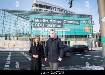 Vorstellung der CDU Fassade des Konrad-Adenauer-Hauses zur Wiederholung der Bundestagswahl a Berlino Dr. Carsten Linnemann MDB Generalsekretaer der CDU gemeinsam mit Dr. Ottilie Klein MDB Generalsekretaerin der CDU Berlin beim Bildtermin zur Vorstellung der neuen Gardine mit der Aufschrift Berlin, deine Chance. CDU waehlen an der CDU Zentrale dem Konrad-Adenauer-Haus fuer die Wiederholung der Bundestagswahl in Berlin , Berlin , 17.01.2024 Berlin Deutschland *** presentazione della facciata CDU della Konrad Adenauer House per la ripetizione delle elezioni del Bundestag a Berlino Dr. Carsten Linne Foto Stock