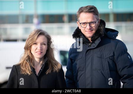 Vorstellung der CDU Fassade des Konrad-Adenauer-Hauses zur Wiederholung der Bundestagswahl a Berlino Dr. Carsten Linnemann MDB Generalsekretaer der CDU gemeinsam mit Dr. Ottilie Klein MDB Generalsekreerin der CDU Berlin beim Bildtermin zur Vorstellung der neuen Gardine an der CDU Zentrale dem Konrad-Hentrenauer Berlin Berlin , 17.01.2024 Berlin Berlin Deutschland *** presentazione della facciata CDU della Casa Konrad Adenauer per la ripetizione delle elezioni del Bundestag a Berlino Dr. Carsten Linnemann MDB Segretario generale della CDU insieme a D Foto Stock