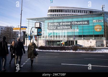 Neue CDU Fassade des Konrad-Adenauer-Hauses zur Wiederholung der Bundestagswahl a Berlino Neuen Gardine mit der Aufschrift Berlin, deine Chance. CDU waehlen an der CDU Zentrale dem Konrad-Adenauer-Haus fuer die Wiederholung der Bundestagswahl in Berlin , Berlin , 17.01.2024 Berlin Berlin Deutschland *** nuova facciata CDU del Konrad Adenauer Haus per la ripetizione delle elezioni del Bundestag a Berlino nuovo sipario con l'iscrizione Berlin, deine Chance CDU waehlen presso la sede CDU della Konrad Adenauer Haus per la ripetizione delle elezioni del Bundestag a Berlino , Berlino , 17 01 2024 Berlin Ber Foto Stock