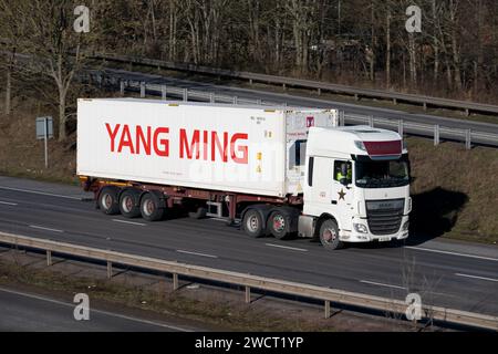 Autocarro Goldstar che trasporta un container Yang Ming sull'autostrada M40, Warwickshire, Regno Unito Foto Stock