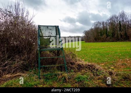 I cacciatori sono seduti in un prato nelle Ardenne francesi Foto Stock