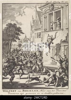 Wolfert van Borselen a Delft gettato fuori dalla finestra e ucciso, 1299, Jan Luyken, 1698 stampa Wolfert van Borselen, signore di Veere, viene gettato fuori dalla finestra di Delft e ucciso dalla folla nell'anno 1299. In alto a destra: Seconda divisione 201. Amsterdam cartaceo incisione linciaggio Delft Foto Stock