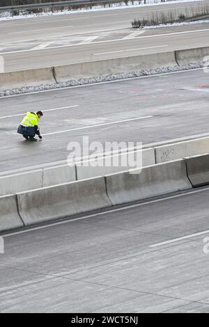 Magdeburg, Germania. 17 gennaio 2024. Un agente di polizia perde la scena di un incidente sulla superstrada A2 all'uscita e sulla rampa di Magdeburg-Zentrum. Un pilota di strada sbagliata di 78 anni è rimasto ucciso in un incidente sulla Autobahn 2 vicino a Magdeburgo mercoledì mattina. Un'altra persona è stata gravemente ferita. Credito: Klaus-Dietmar Gabbert/dpa/Alamy Live News Foto Stock