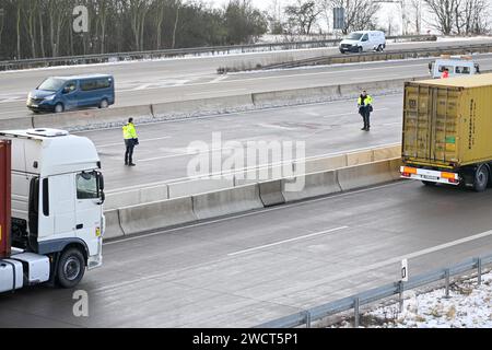 Magdeburg, Germania. 17 gennaio 2024. Gli agenti di polizia controllano la scena di un incidente sulla superstrada A2 all'uscita di Magdeburg-Zentrum e sulla strada di svincolo. Mercoledì mattina, un autista di 78 anni di strada sbagliata è rimasto ucciso in un incidente. Un'altra persona è stata gravemente ferita. Credito: Klaus-Dietmar Gabbert/dpa/Alamy Live News Foto Stock