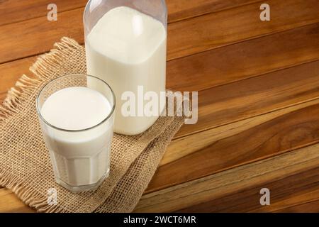 Bicchiere di latte fresco sul tavolo. Foto Stock
