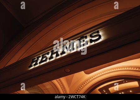 Famoso negozio Hermes in un interno di classe con articoli di lusso nel centro commerciale. Hermes è una casa di moda francese di lusso Foto Stock