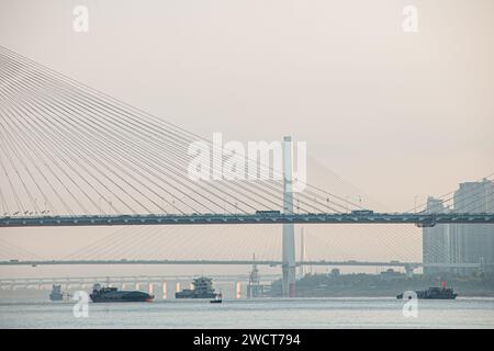 Vista mattutina di ponti e navi sul fiume Yangtze. Foto Stock