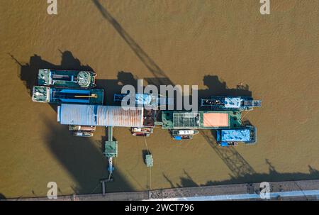 Una vista aerea delle navi attraccate lungo il fiume Yangtze. Foto Stock