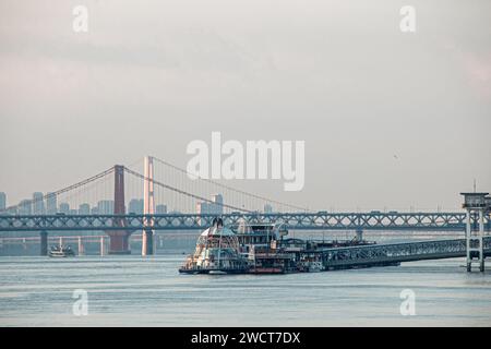 Vista mattutina di ponti e navi sul fiume Yangtze. Foto Stock