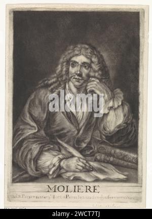 Ritratto di Jean Baptiste Poquelin de Molière, Johannes de Groot (II), 1699 - 1776 stampa il drammaturgo e attore Jean Baptiste Poquelin Molière che scrive a una scrivania. Prenoti una pila sotto il braccio. Al margine ci sono dati sulla nascita e sulla morte. Incisione su carta dei Paesi Bassi del Nord, scrittura come attività Foto Stock