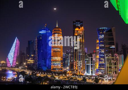 Doha, Qatar. 16 gennaio 2024. Vista notturna di Doha, Qatar, 16 gennaio 2024. Crediti: Michaela Rihova/CTK Photo/Alamy Live News Foto Stock