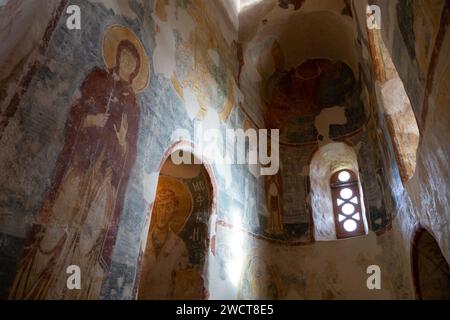 Terme-Nereditsa, regione di Novgorod, Russia - 09 ottobre 2022: Interno della Chiesa del Salvatore su Nereditsa (1199). Antichi affreschi sulle pareti di Foto Stock