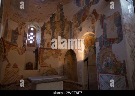 Terme-Nereditsa, regione di Novgorod, Russia - 09 ottobre 2022: Interno della Chiesa del Salvatore su Nereditsa (1199). Antichi affreschi sulle pareti di Foto Stock