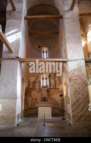 Spa-Nereditsa, regione di Novgorod, Russia - 9 ottobre 2022: Interno della chiesa del Salvatore sulla collina di Nereditsa. Frammenti sopravvissuti di antichi affreschi di Foto Stock