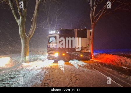 Rabenstein/Fläming - Verkehrschaos durch Glatteis LKW und Transporter stecken Fest LKW wird mit Manpower angeschoben 15.01.2024 gegen 23 Uhr L124/L83, Landesgrenze zwischen Sachsen-Anhalt und Brandenburg Glatteis-Verkehrschaos auf der Landesgrenze zwischen Sachsen-Anhalt und Brandenburg Auf der Lundenstein Fläming späten Autundenstein Lastwagen und Transporter Fest, wobei einige in den Graben rutschten. Die Polizei sperrte die L83 Straße komplett, versuchte selbst mit weiteren Fahrern einzelne Fahrzeuge über die eisige Fahrbahn anzuschieben. Foto Stock