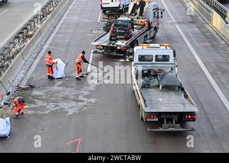 Magdeburg, Germania. 17 gennaio 2024. I soccorritori liberano il luogo di un incidente sulla superstrada A2 all'entrata e all'uscita Magdeburgo-Zentrum. Un pilota di strada sbagliata di 78 anni è morto in un incidente sulla Autobahn 2 vicino a Magdeburgo mercoledì mattina. Un'altra persona è stata gravemente ferita. Credito: Klaus-Dietmar Gabbert/dpa/Alamy Live News Foto Stock