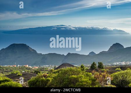 Guardando il flusso lavico di Chinyero del 1909 e i villaggi di Las Manchas e Santiago del Teide a la Gomera dall'alto del Montana Bilma, Tenerife, Spagna Foto Stock