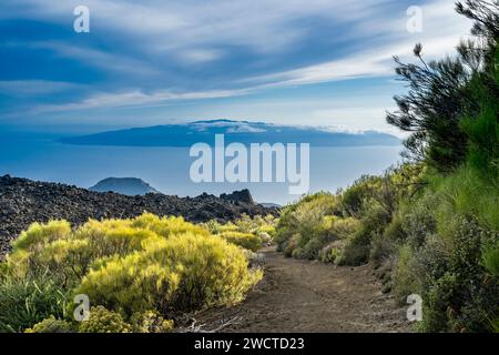 Guardando il flusso lavico di Chinyero del 1909 e i villaggi di Las Manchas e Santiago del Teide a la Gomera dall'alto del Montana Bilma, Tenerife, Spagna Foto Stock