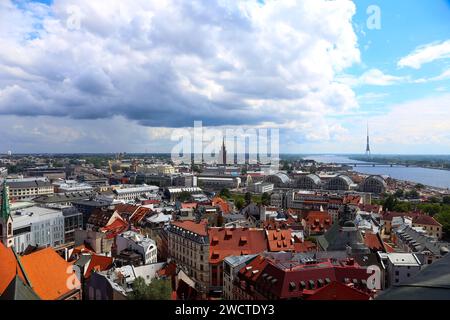 Vista dall'alto della città vecchia con splendidi edifici colorati nella città di riga, in Lettonia Foto Stock