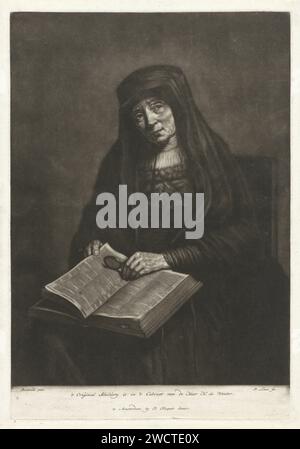 Vecchia donna con Bibbia in braccio, forse la madre di Rembrandt, Pieter Louw, dopo Rembrandt van Rijn, 1743 - 1800 stampa Amsterdam carta per incidere velo. lettura. Leggere la Bibbia o altri libri religiosi. vecchia donna Foto Stock